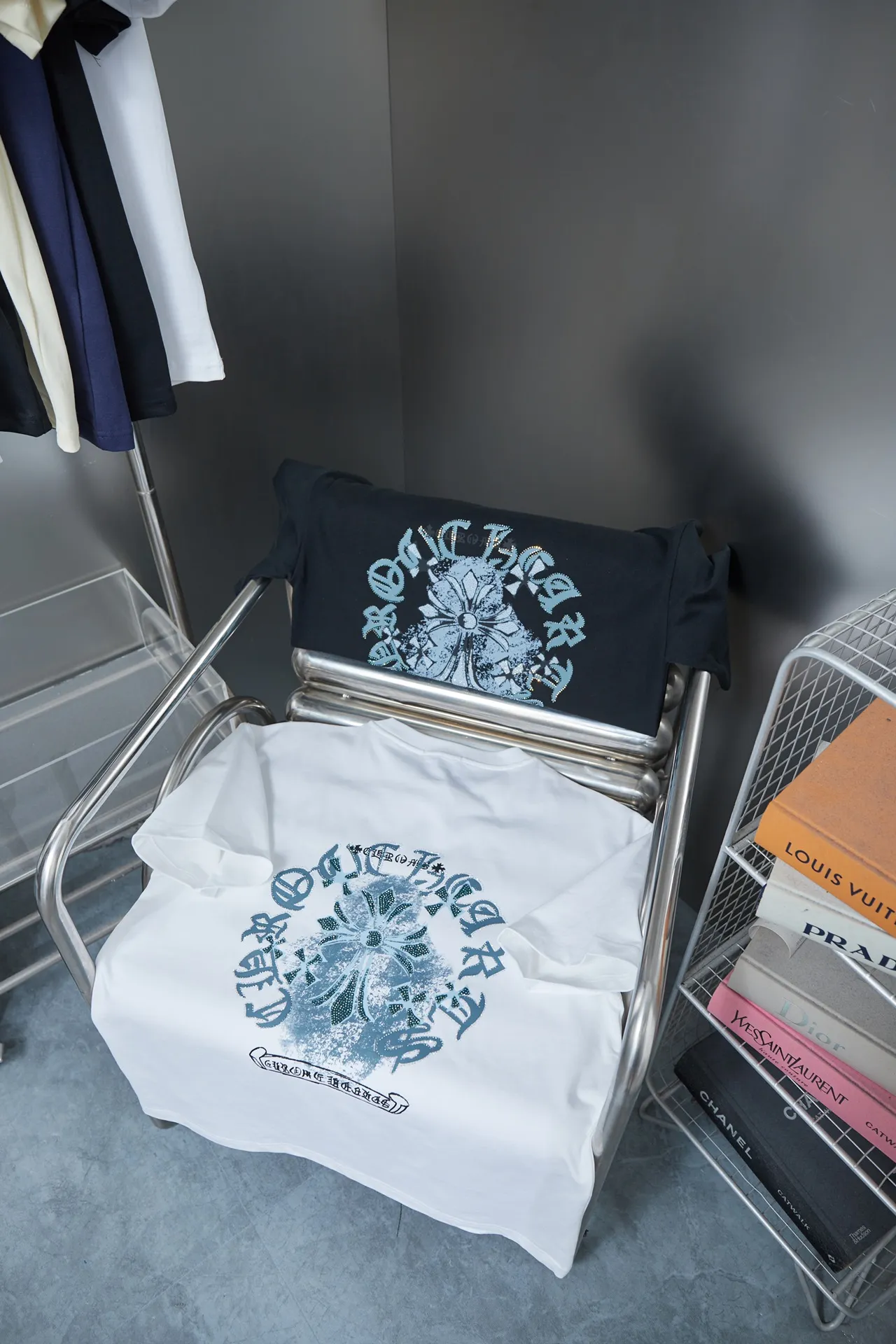 🅿️190 Ch*ome Hearte 25SS early spring new style Crow heart graffiti printed hot diamond short sleeves Light luxury essential item for daily commuting for men and women Correct version Welcome to compare Detailed features · 320g 100% pure cotton double yarn jersey fabric · Custom dyed in the same cylinder, special thickened 32 pieces double-strand 1X1 thread · Digital direct printing ➕Imported Australian pearlescent diamonds · Double needle stitching and cross-stitch technology · Original main mark, washed tag, brand moisture-proof paper packaging Color: black/white Size: S/M/L/XL